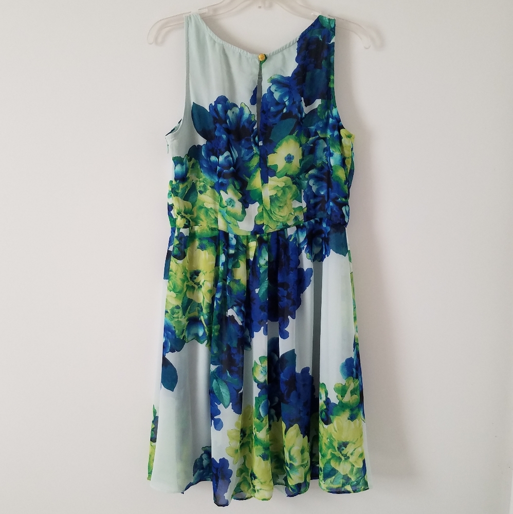 Floral Pleated Dress - Picture 4 of 8